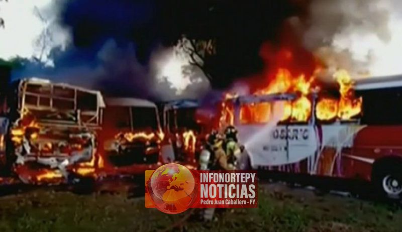 Gran incendio afecta a 7 buses en taller en Villa Elisa