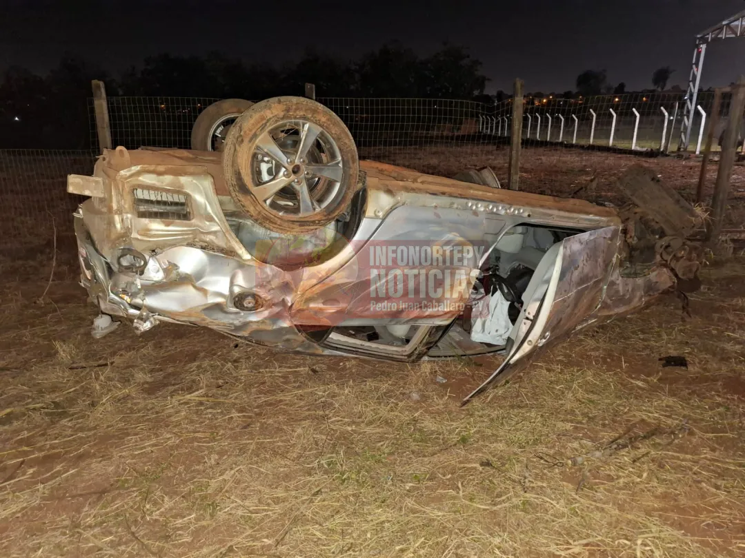 Vehículo volcó en Pedro Juan dejando daños materiales y el conductor con lesiones