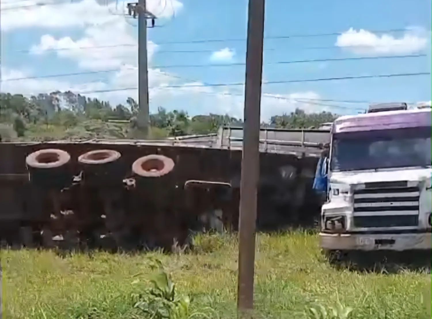 Camión con carbón vuelca en la Ruta PY05 tras falla en el sistema de frenos