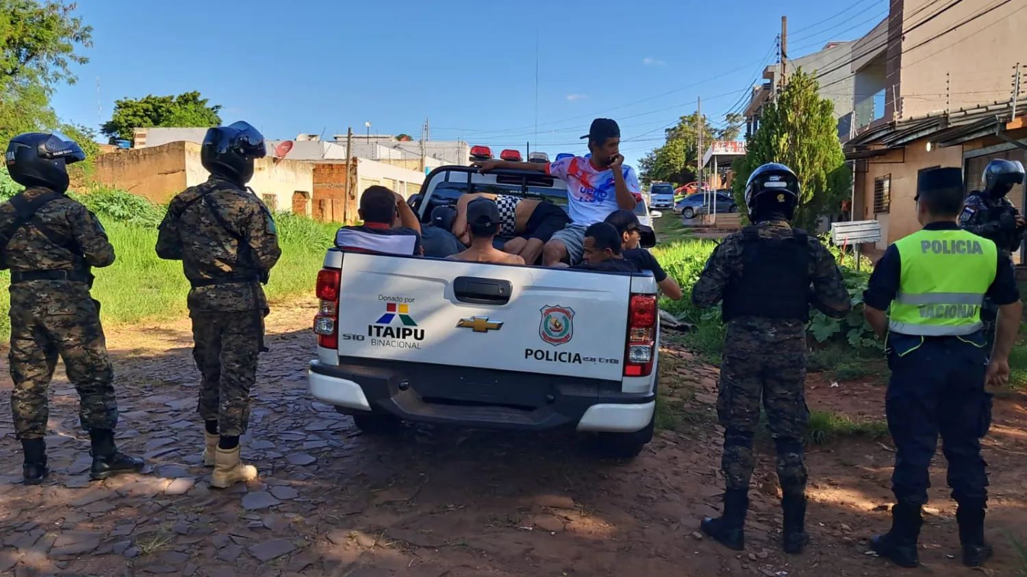 Detienen a dos hombres con orden de captura y aprehenden a dos mujeres con supuesta droga en operativo en PJC