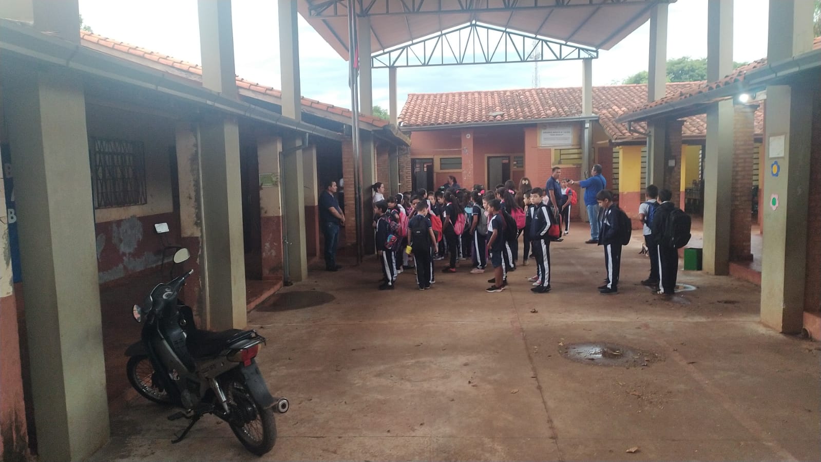 Adictos dejan sin energía eléctrica a una escuela en Pedro Juan