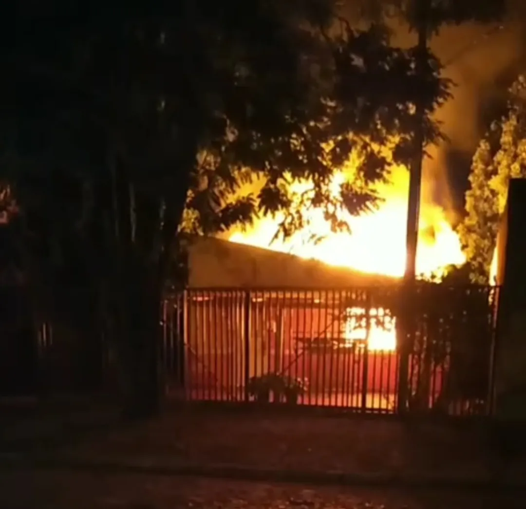 Incendio consume una vivienda en Pedro Juan deja familia sin nada