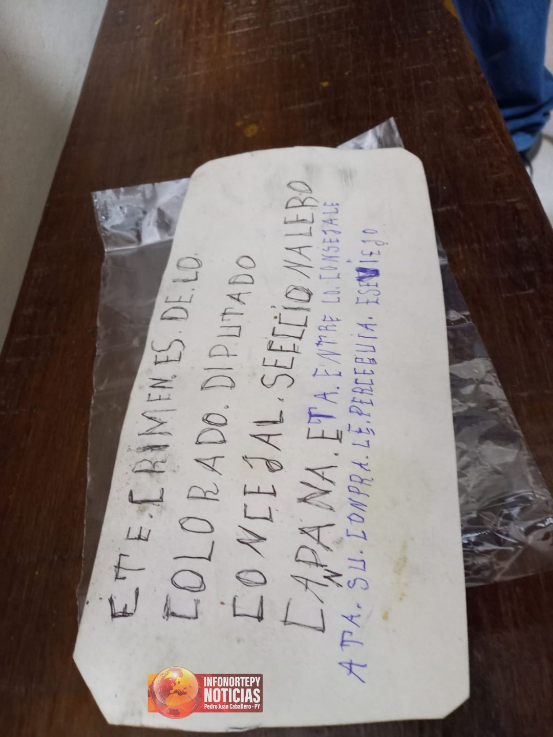 Policía indaga sobre nota hallada frente a radio de la familia Acevedo