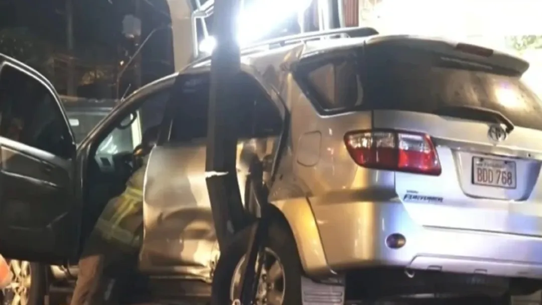 Ebria y desnuda, choca a otros autos y termina contra una columna en Asunción
