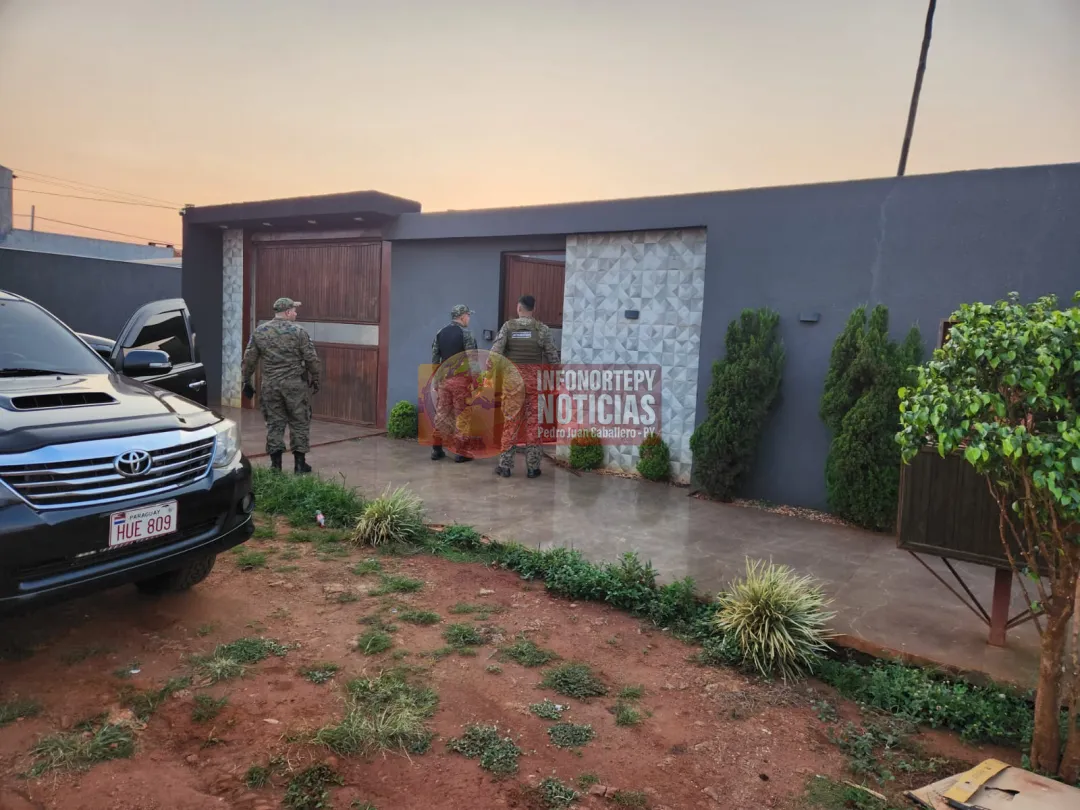 Antinarcóticos allanan dos inmuebles en Pedro Juan incautan armas de fuego