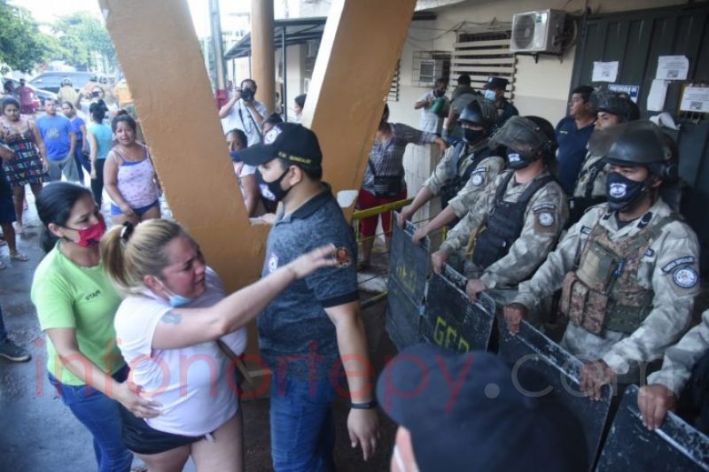 Toma de rehenes de agentes penitenciarios en amotinamiento en Tacumbú