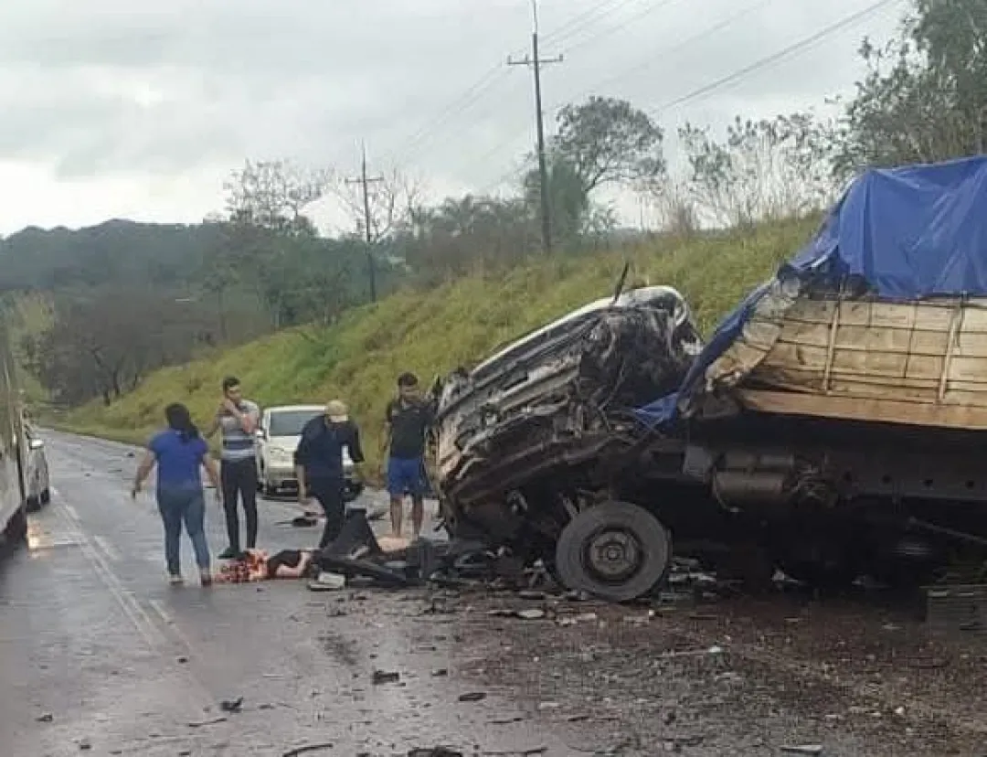 Choque entre auto y dos camiones deja un muerto y varios heridos