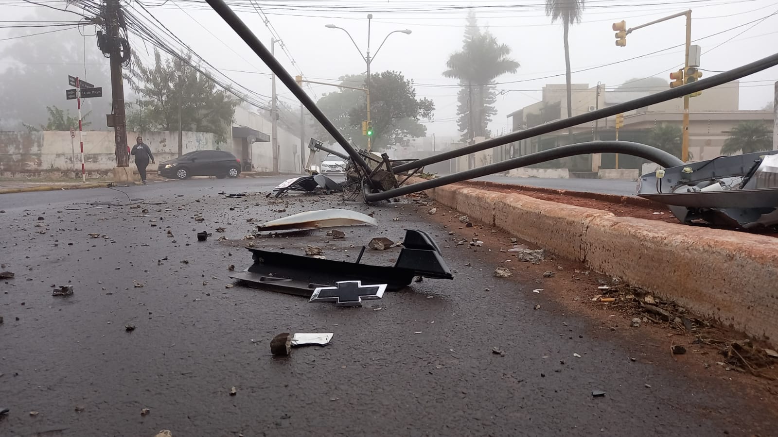 Vehículo lleva por delante una columna y destruye cámaras del 911 en Pedro Juan.