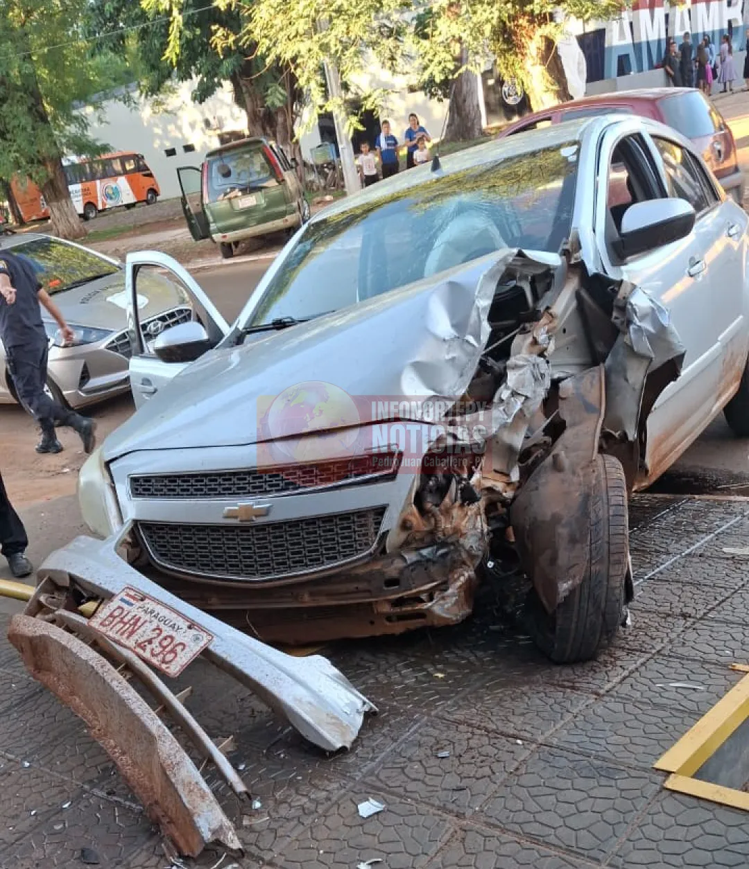 Conductor ebrio choca contra librería en Pedro Juan