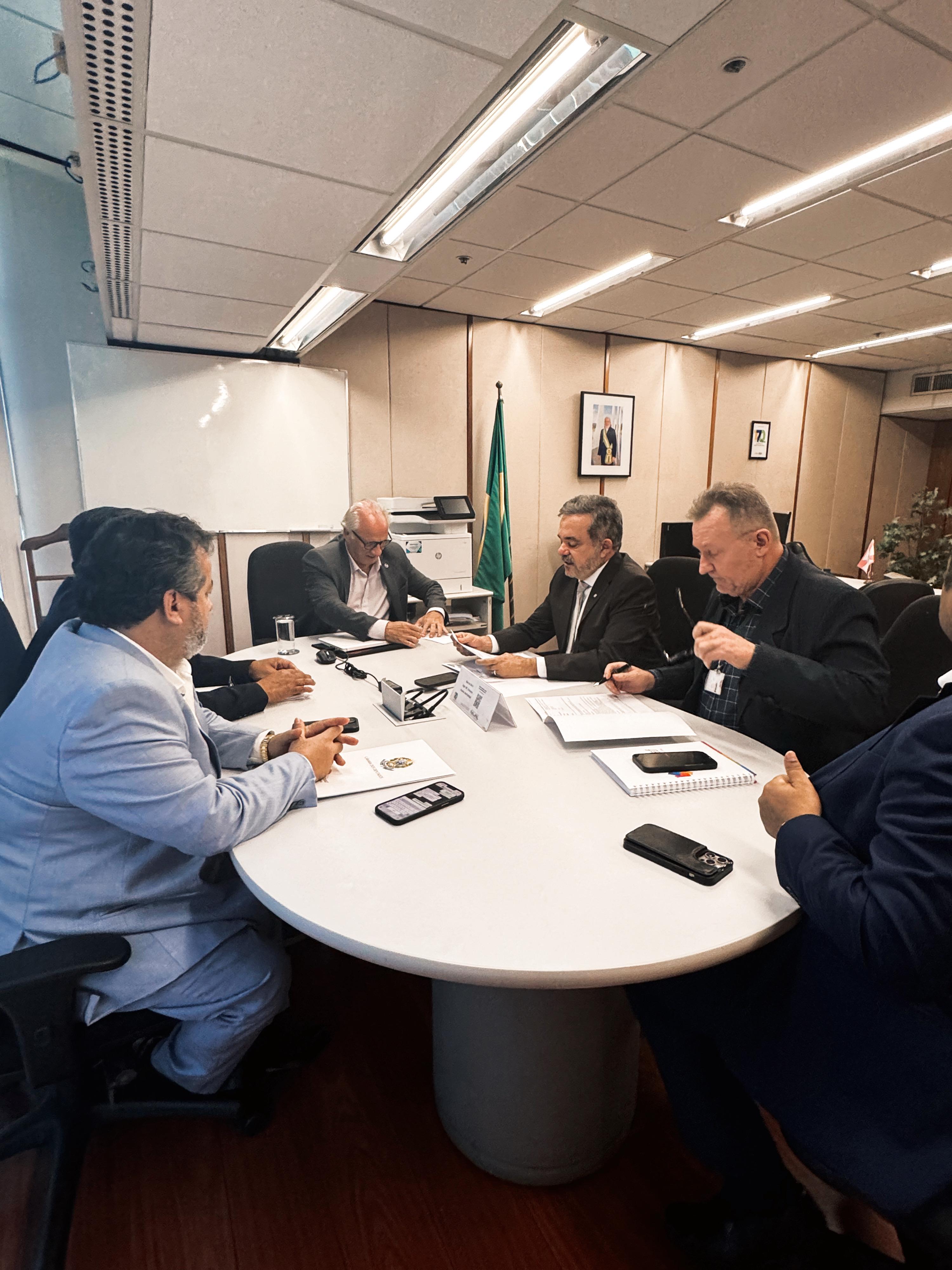 Varias reuniones marca ruta de visita de Carlos Bernardo en Brasilia