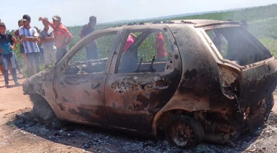 Hallan vehículo incinerado con al menos tres cuerpos en su interior