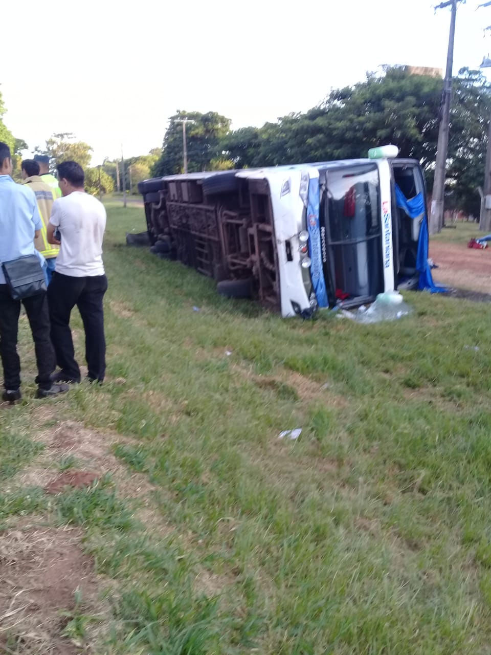 Bus de larga distancia vuelca y pasajeros quedan heridos en San Pedro