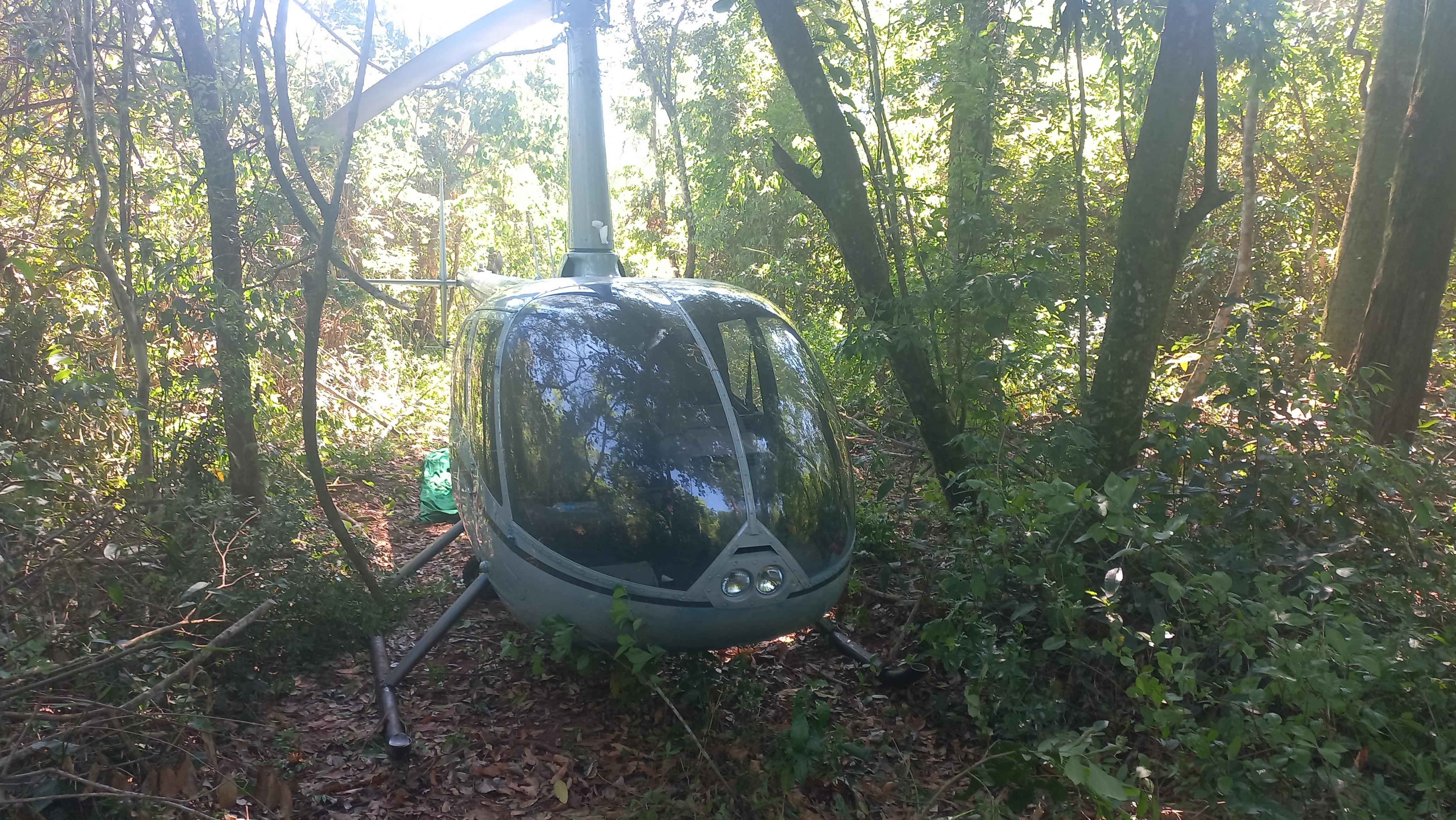 Senad incauta helicóptero narco y armamentos en zona boscosa de Fortuna Guazú