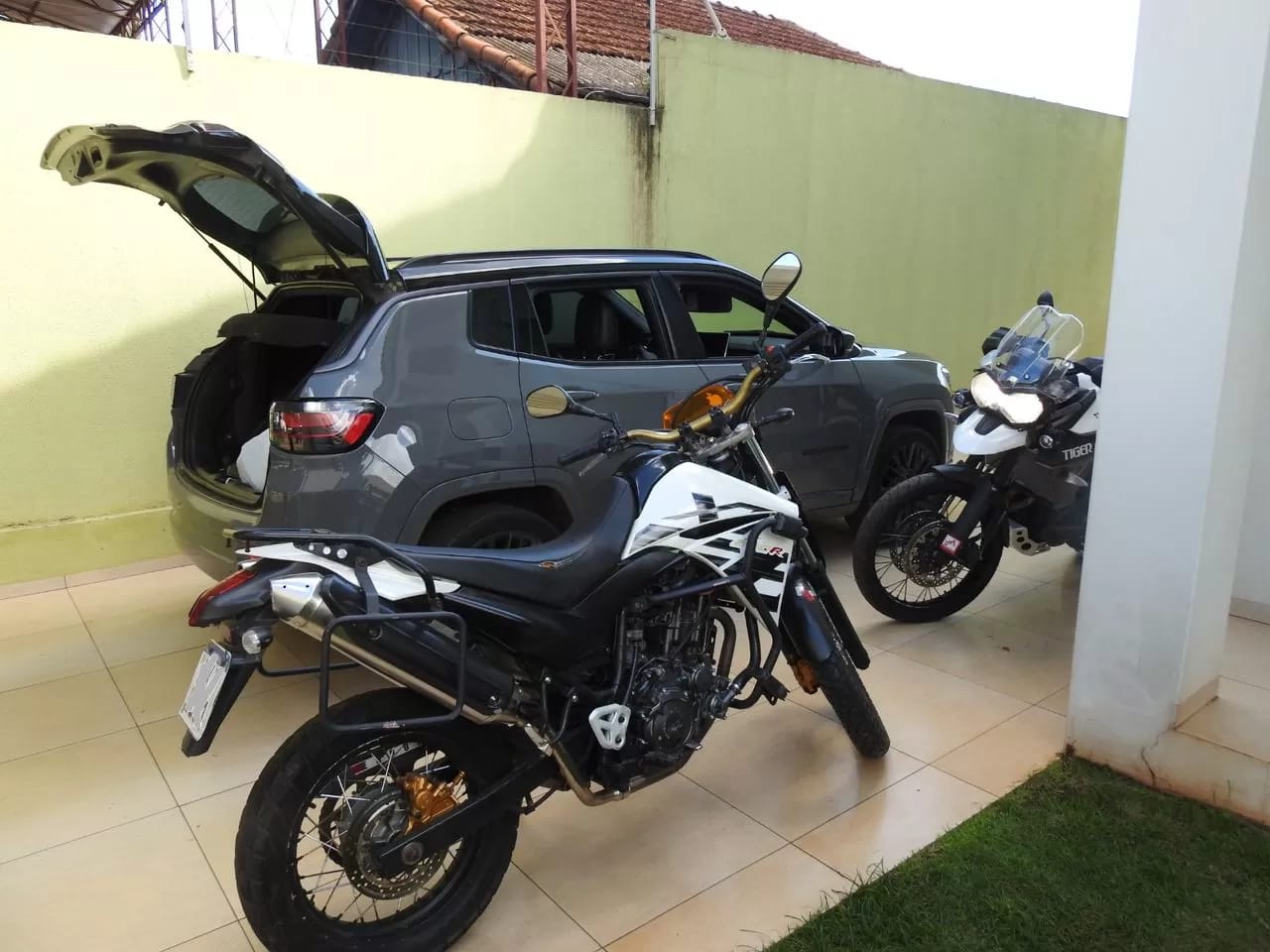 Policia Federal de Ponta Porã detiene a tre personas e incauta lujosos vehículos