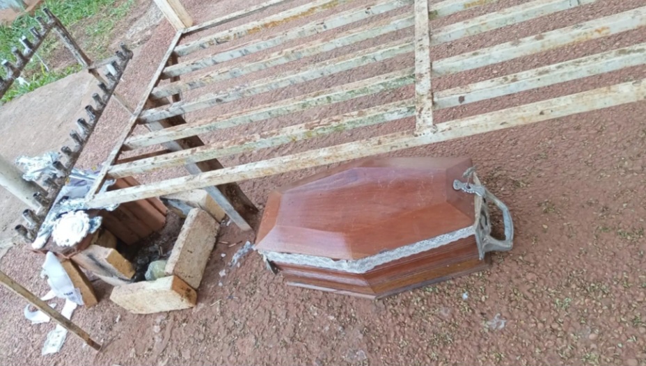 Abandonaron un cajón con huesos frente al cementerio de Santa Rosa del Aguaray