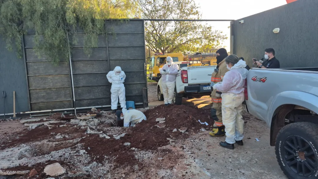Horror en Pedro Juan: Hallan cuerpo en un tambor enterrado en el patio de su excuñado
