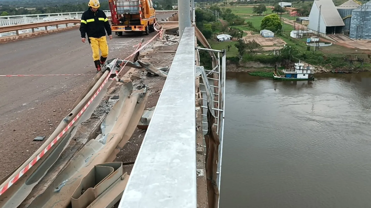 Camión que cayó al río Paraguay está 12 metros bajo agua y no logran sacar al conductor