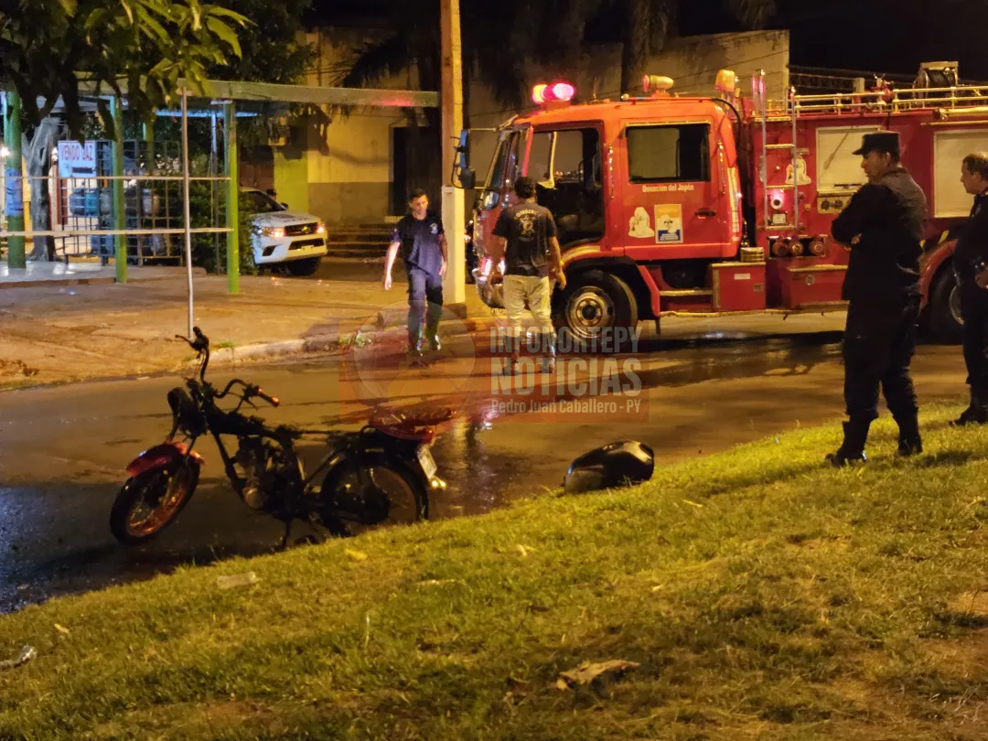 Hombre incendia su motocicleta al ver llegar a la policía en Pedro Juan