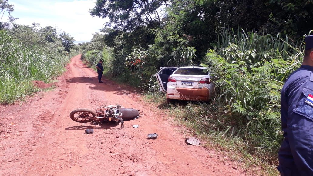 Automovilista huye de control policial con auto robado y atropella una moto en Zanja Pyta