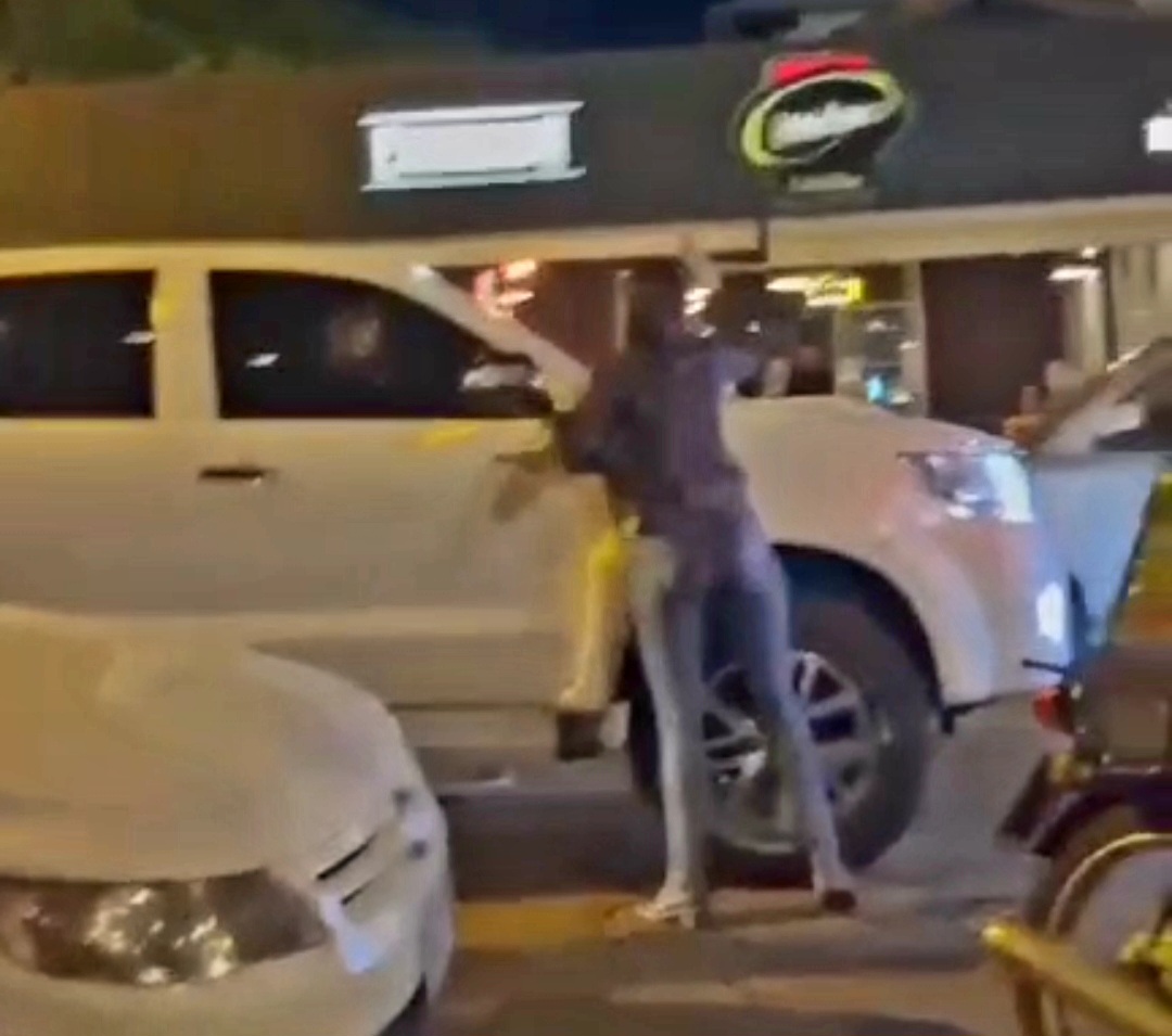 Infidelidad: Mujeres rabiosas atacaron a pedradas una camioneta en Pedro Juan.