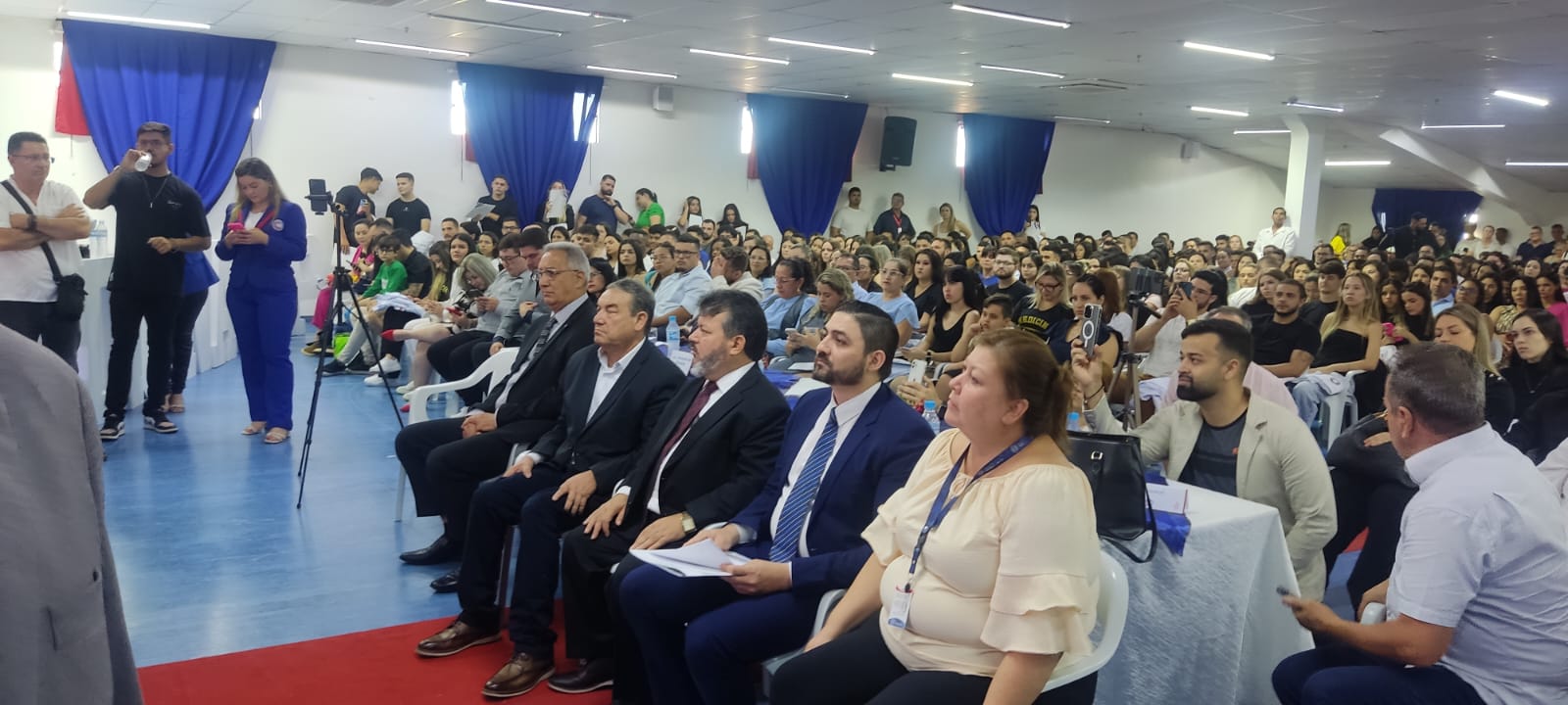 UCP da bienvenida a futuros médicos en un emotivo acto