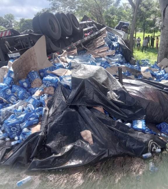Camión que transportaba cervezas vuelca y conductor fallece en Horqueta
