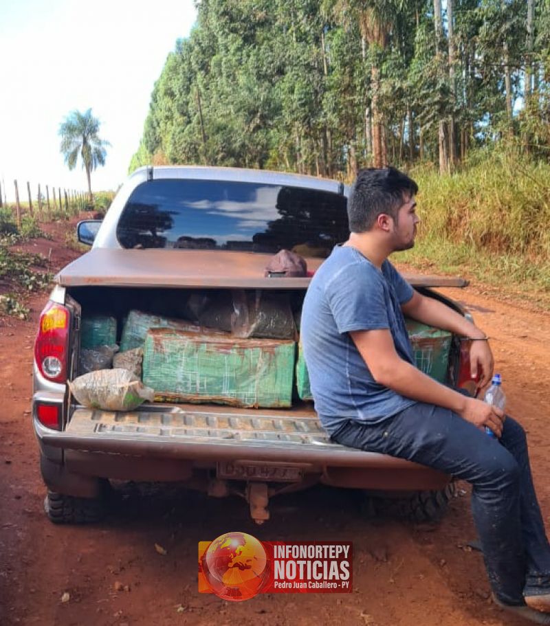 Atrapan a joven que transportaba marihuana en una camioneta