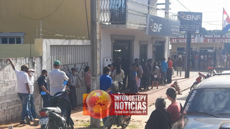 Badeños forman largas filas en cajero electrónico del BNF.
