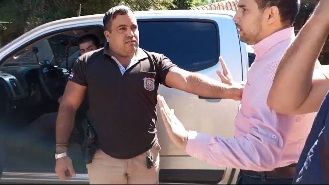 Asistente Fiscal se da la fuga con camioneta robada