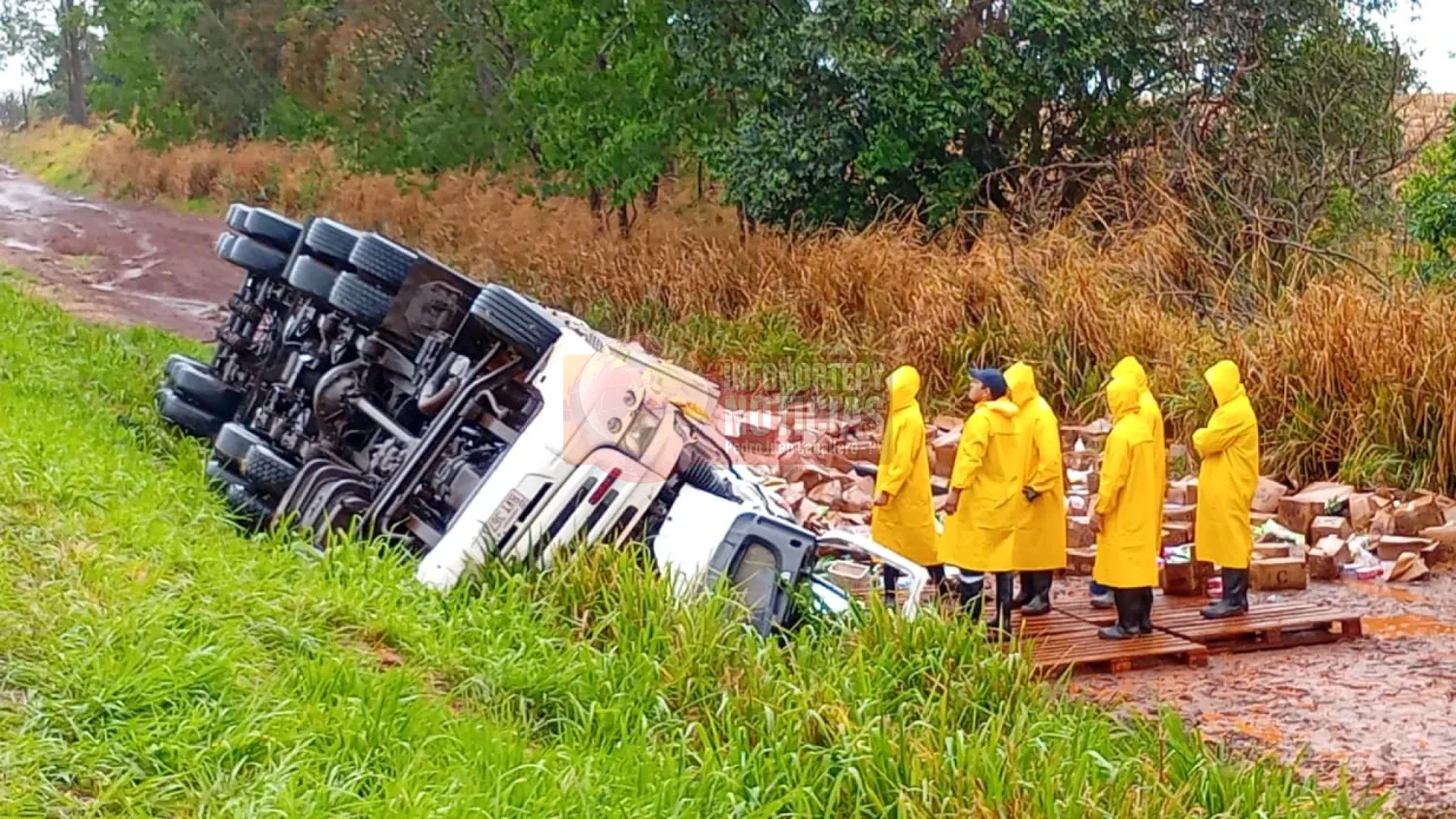 Chofer de camión pierde el control, vuelca su vehículo y muere en Cerro Corá