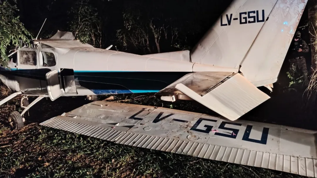 Antinarcóticos incautan presunta narcoavioneta con hojas de coca