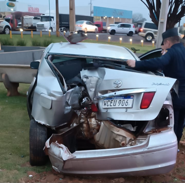 Vehículo que circulaba a alta velocidad volcó en Pedro Juan.