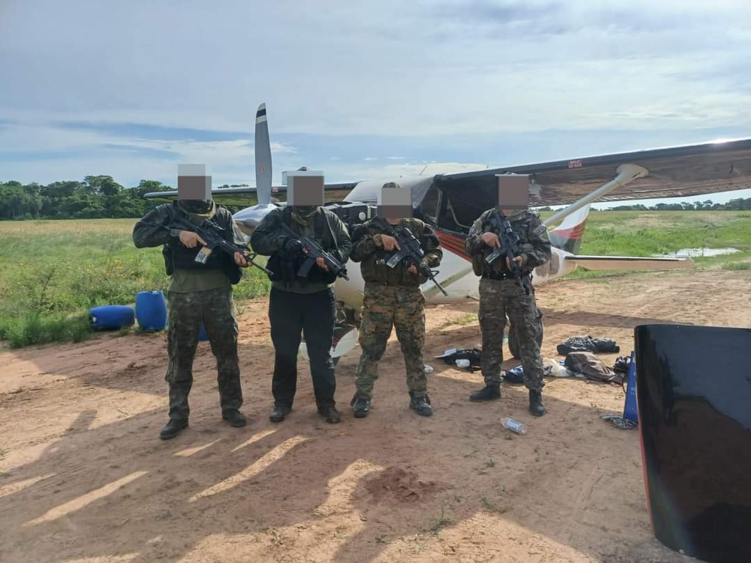 Policías hallaron unos 350 kilos de cocaína, una avioneta en pista clandestina