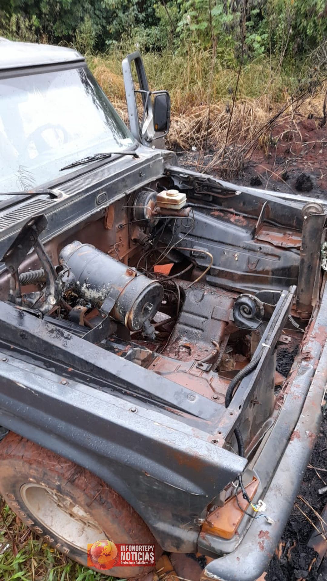 Abandonanan en Pedro Juan camioneta hurta ya sin motor.