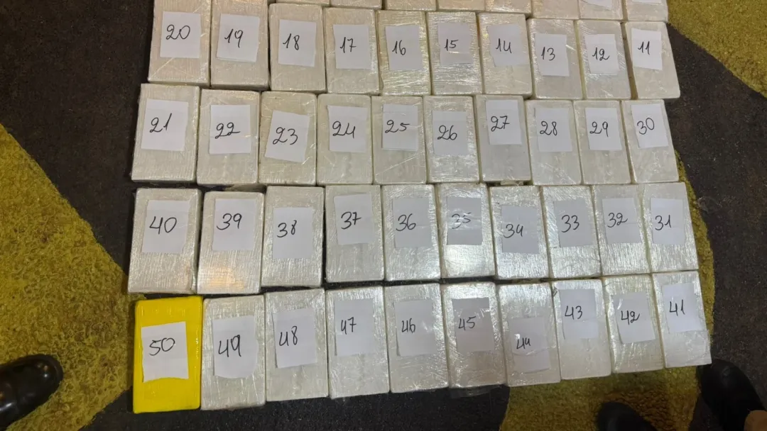 Tras persecución, incautan más de 50 kilos de cocaína