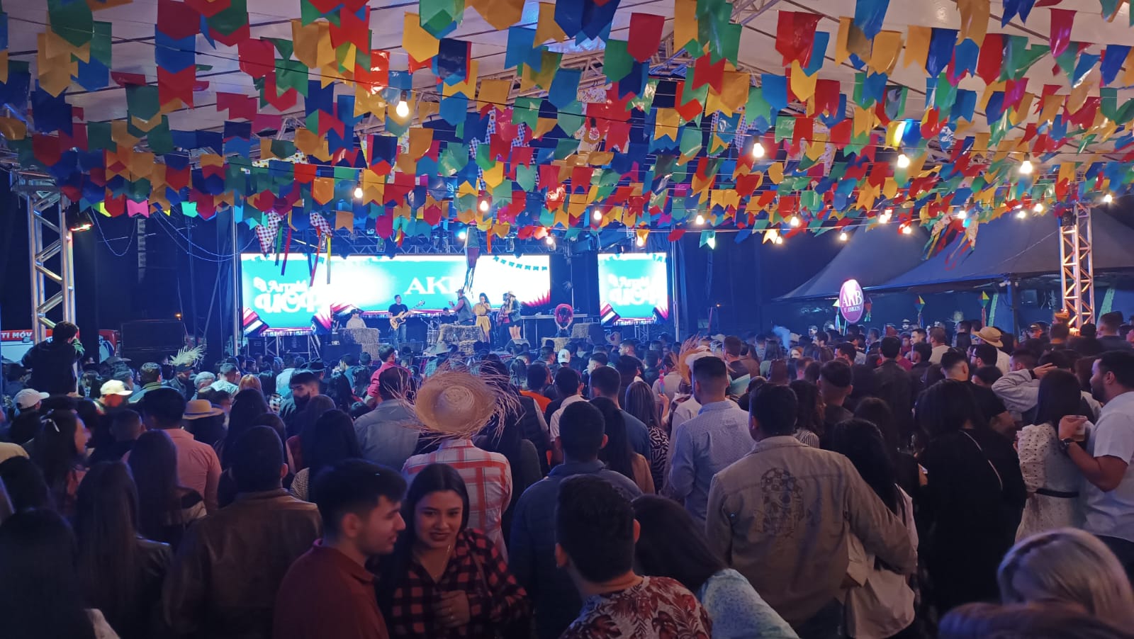 Más de 10 mil personas en la primera noche del San Juan de la UCP