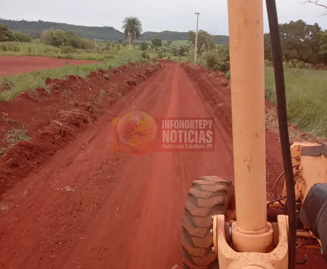 Municipalidad de Zanja Pyta mejora caminos en comunidad indígena Tavamboa'e