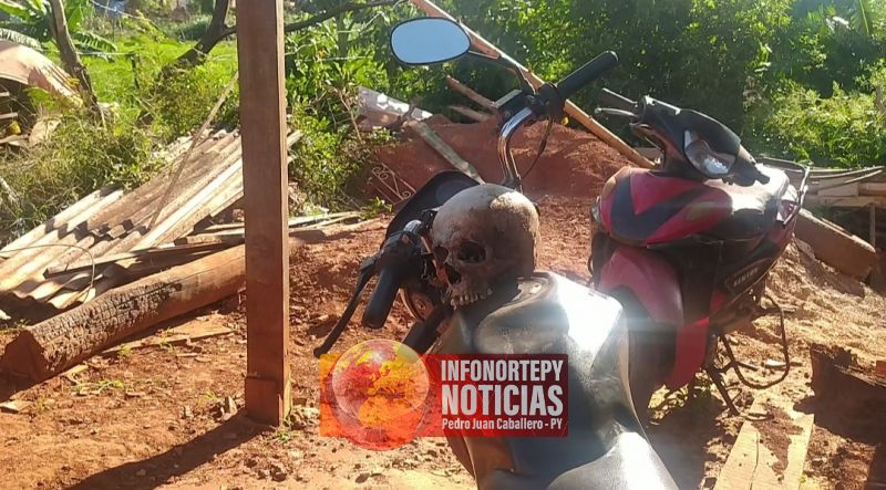 Dejaron cráneo sobre una motocicleta en Pedro Juan