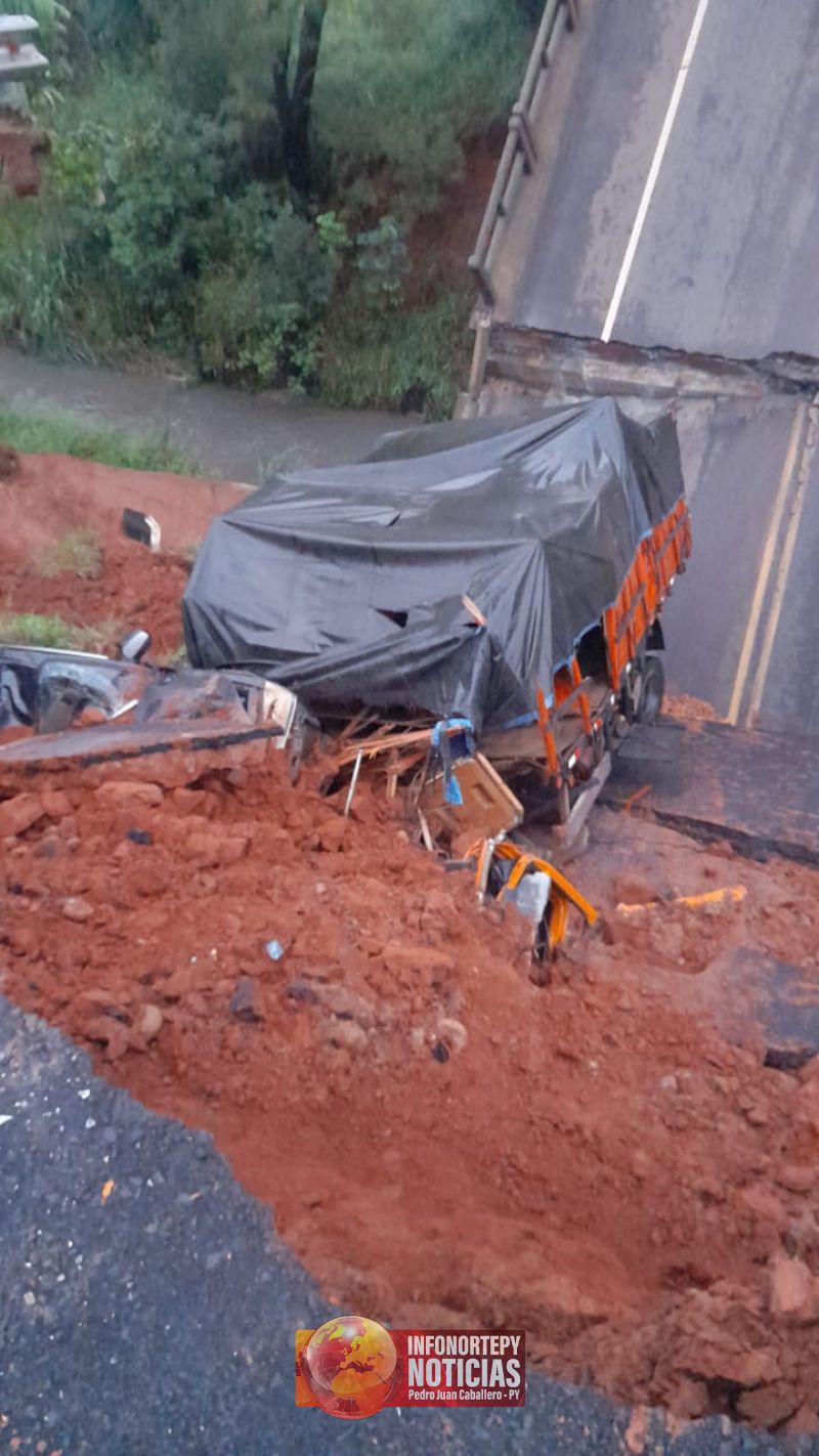 Dos muertos y una desaparecida por caída de puente en San Pedro
