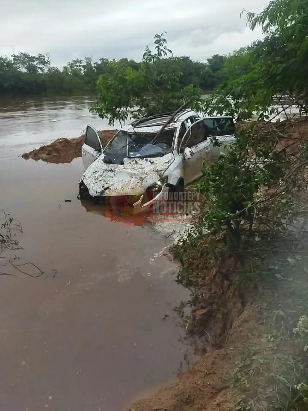 Aparatoso accidente, vehículo cae en el río Ypané en Tacuatí