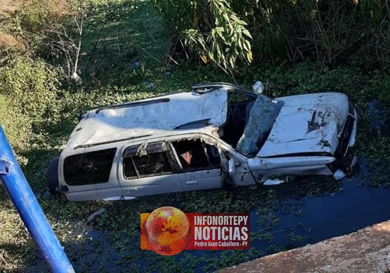 Vehículo cae a desague pluvial y conductor muere