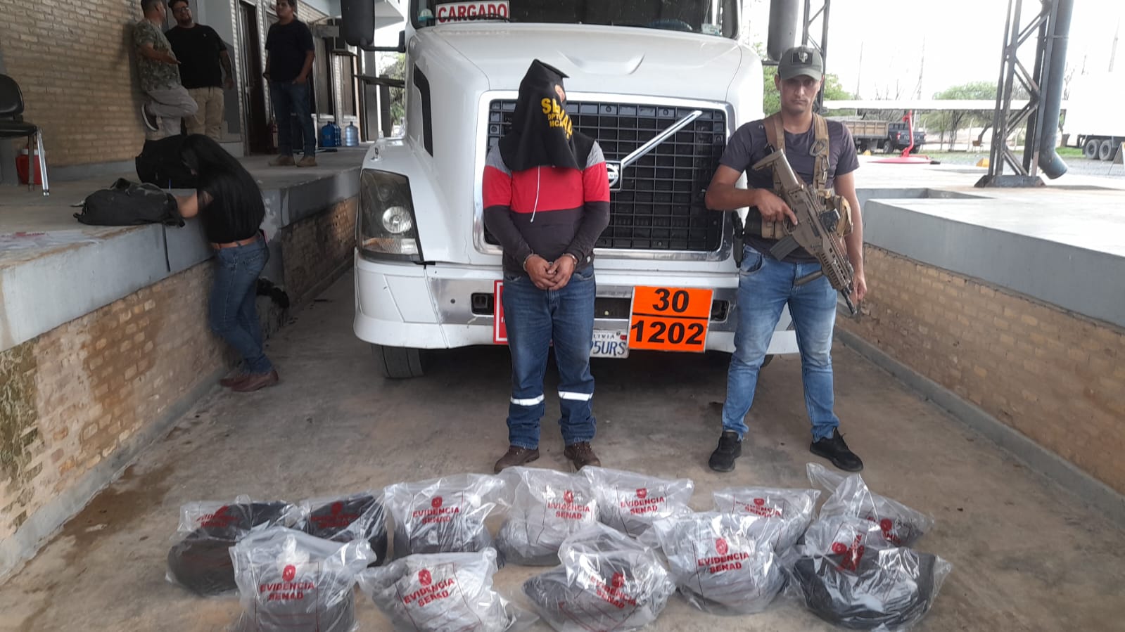 Detectan precursor de cocaína en camión cisterna que iba a Bolivia