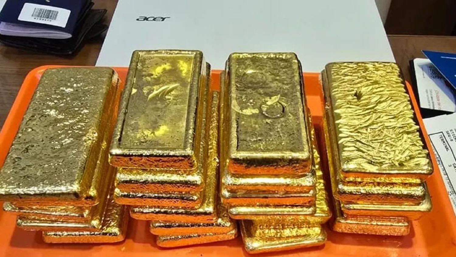 Millonaria incautación de lingotes de oro y tres personas detenidas