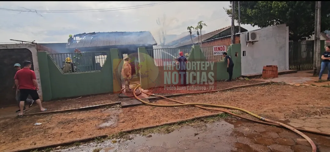 Disputa familiar desata voraz incendio que consume vivienda y estudio jurídico en Pedro Juan.