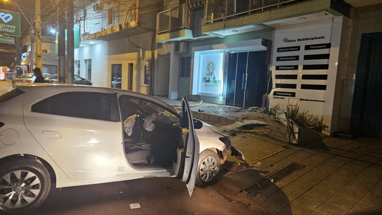 Automóvil choca contra una clínica y deja dos mujeres heridas en Pedro Juan