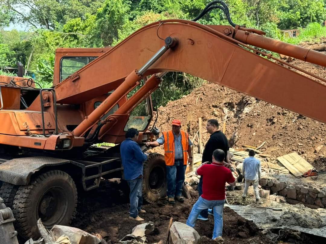 Gobernador Juancho Acosta verifica avance de obras en el puente de Romero Cué.