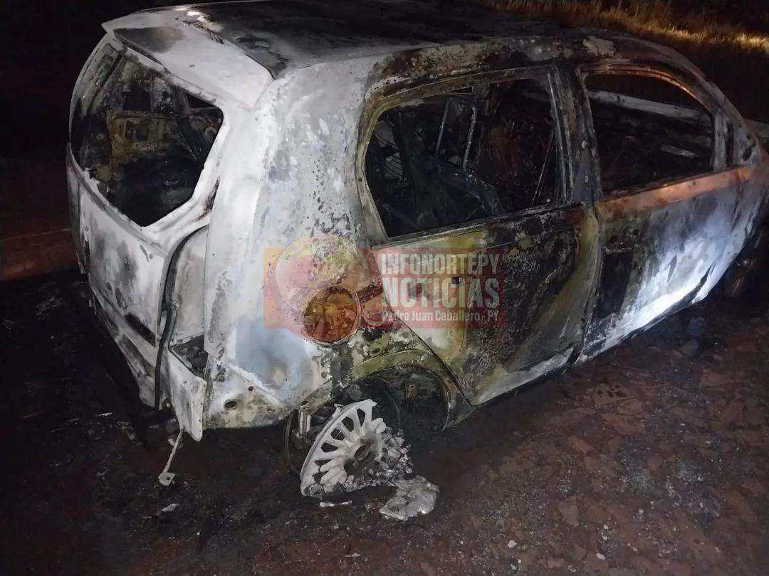 Automóvil se incendia en Pedro Juan; investigan posible intencionalidad