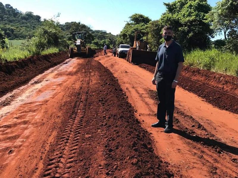 Gobernación de Amamabay repara camino de Fortuna Guazú