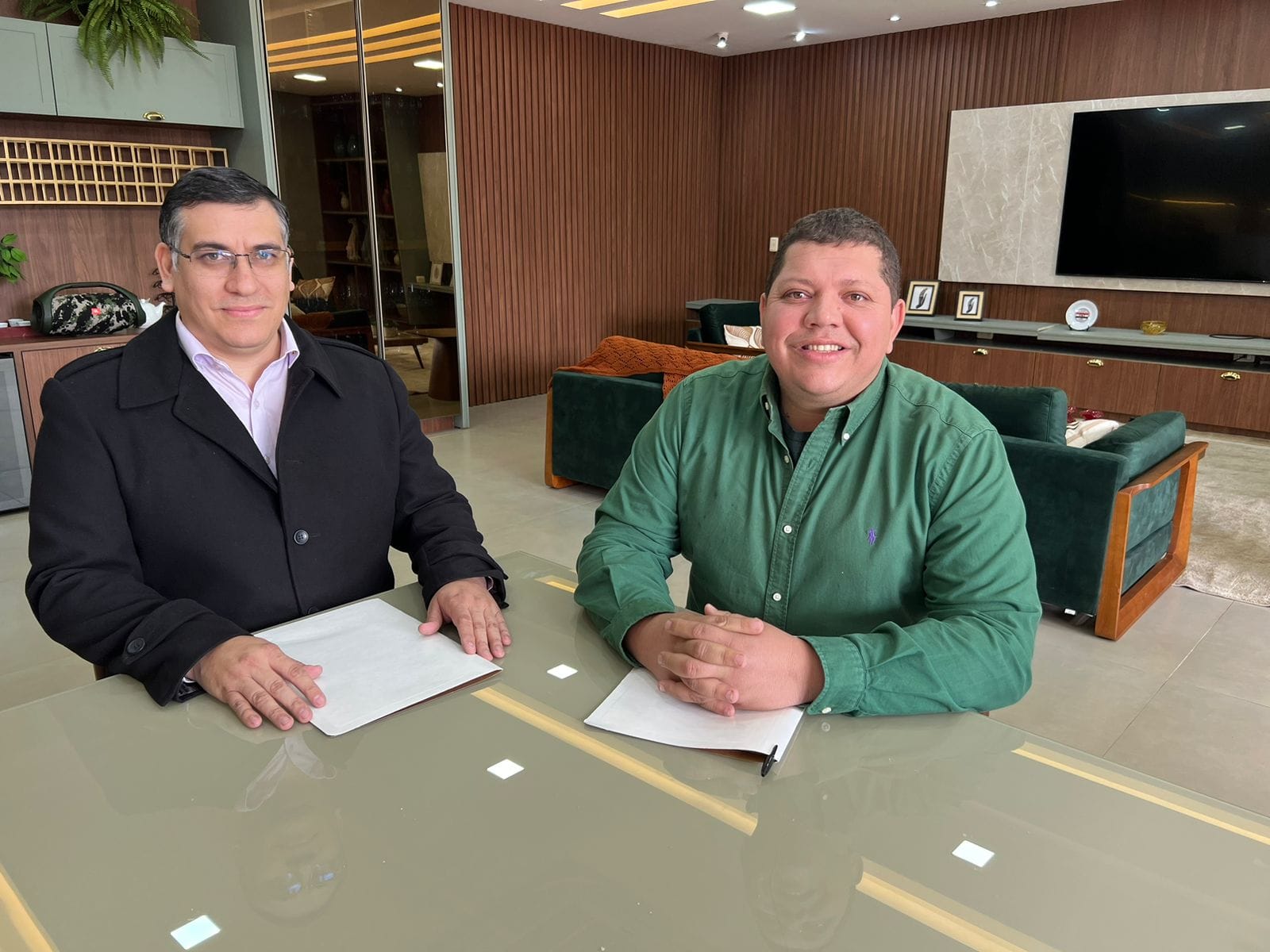 Juancho Acosta designa a destacado médico como Secretario de Salud de la Gobernación