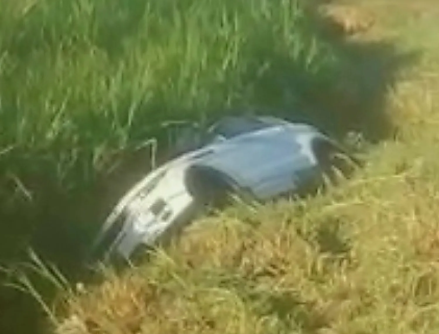 Vehículo pierde el control y cae en una zanja sobre la Ruta PY05 en Pedro Juan